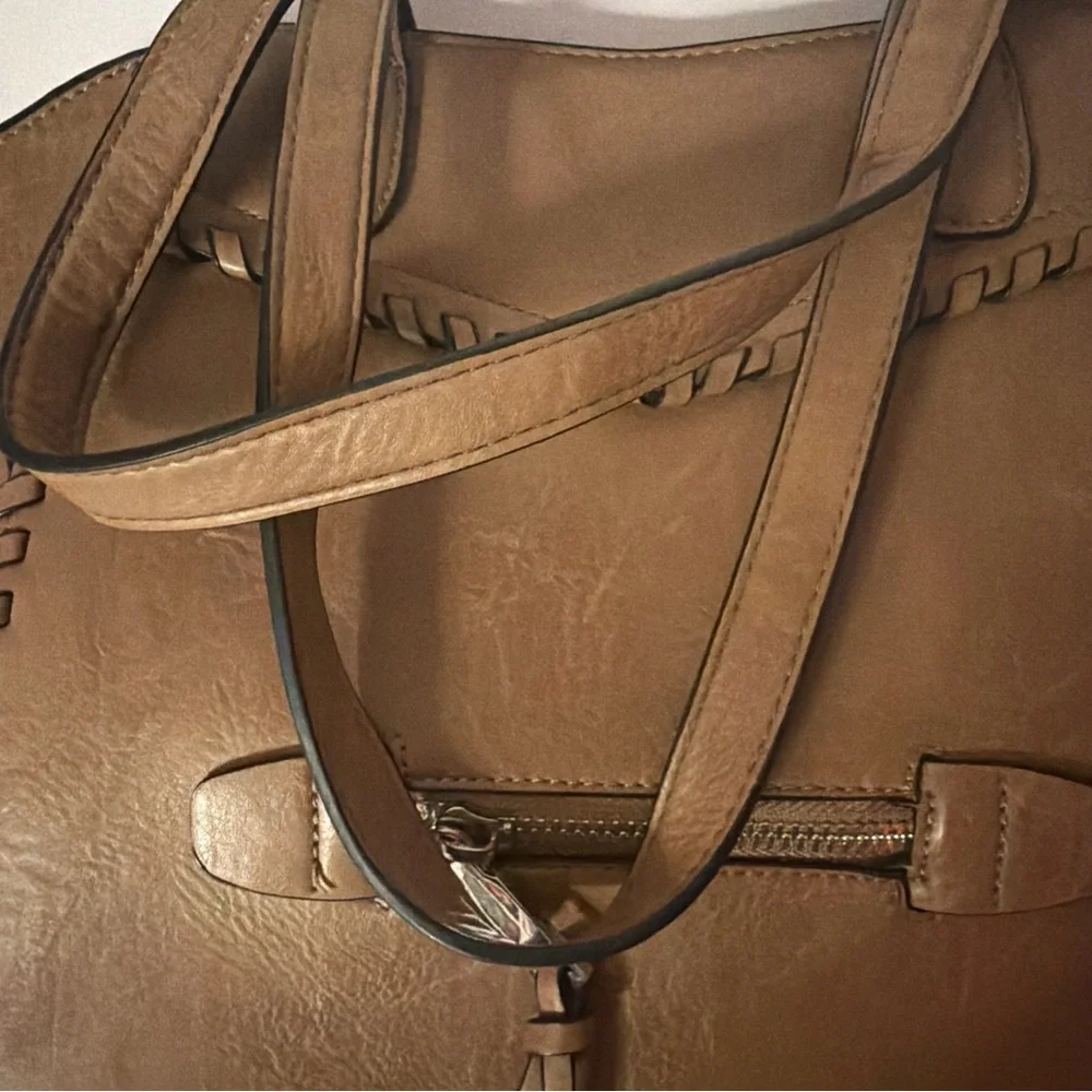 BCBG Maxazria Women's Handbag Zipper Closure 100% Leather material  Brown Color‎